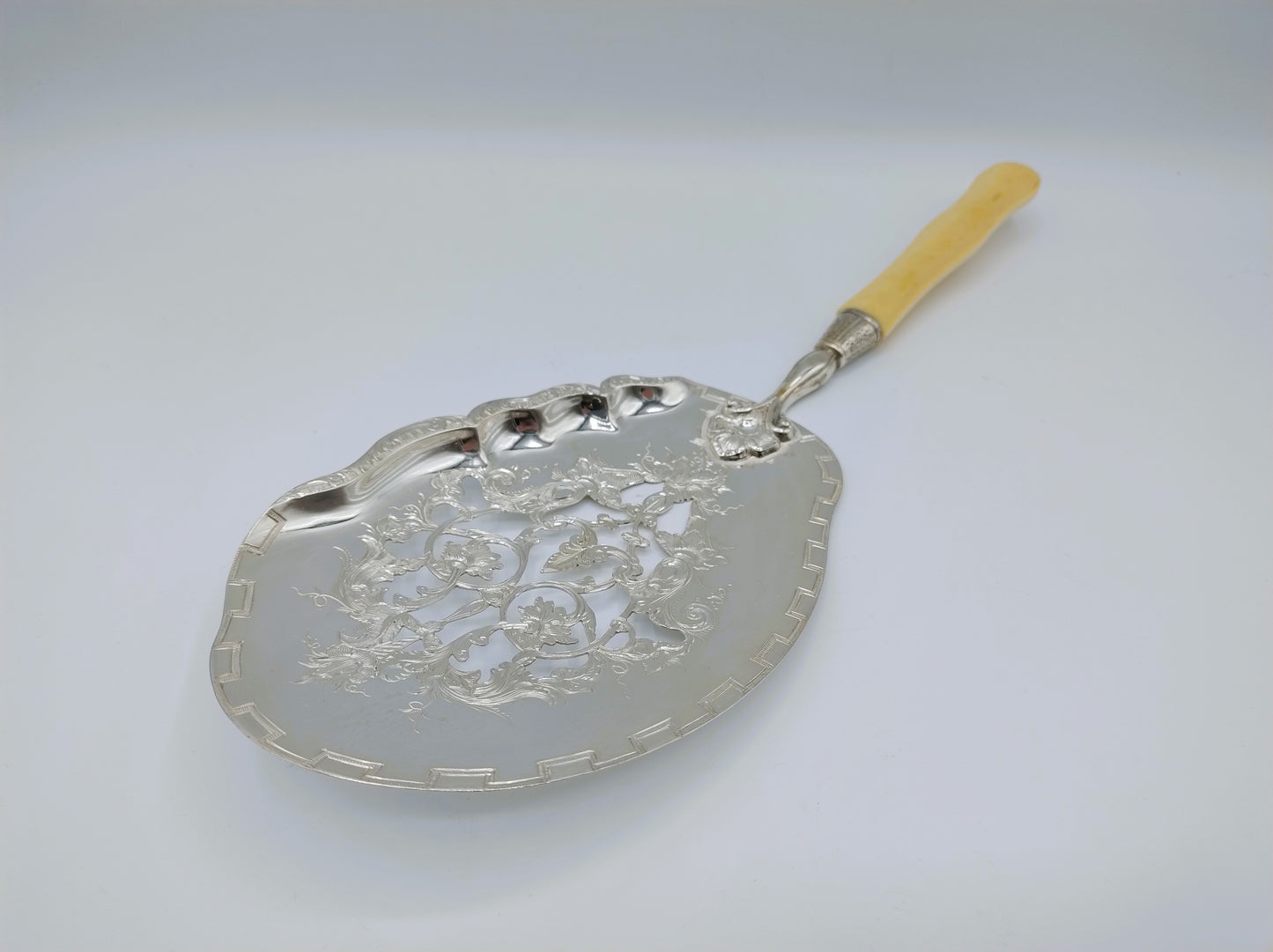 Silver fish slice, D.J. de Haas, Amsterdam, 1863