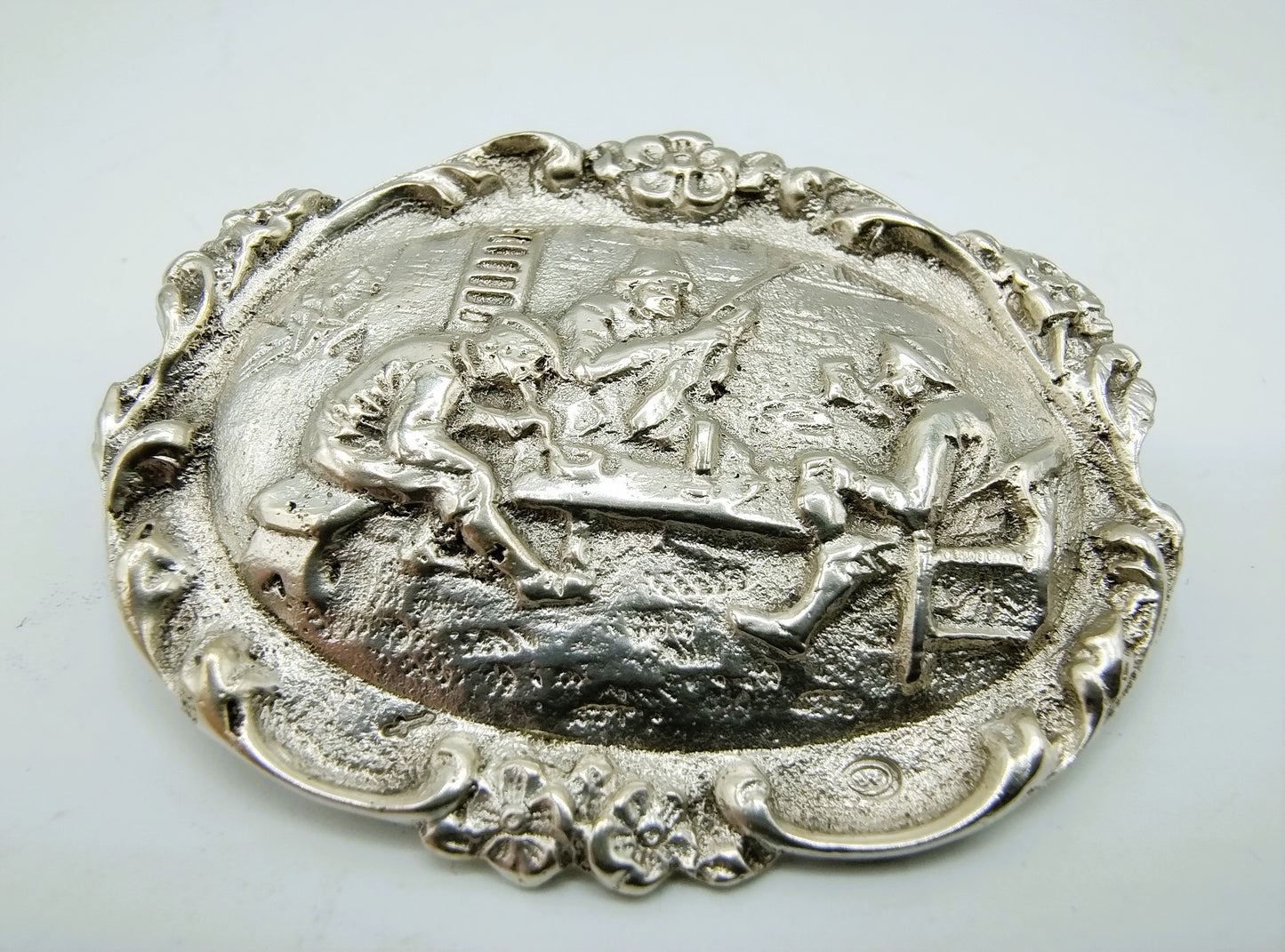 Silver brooch with Old Dutch decor, B.W. van Eldik, Zutphen