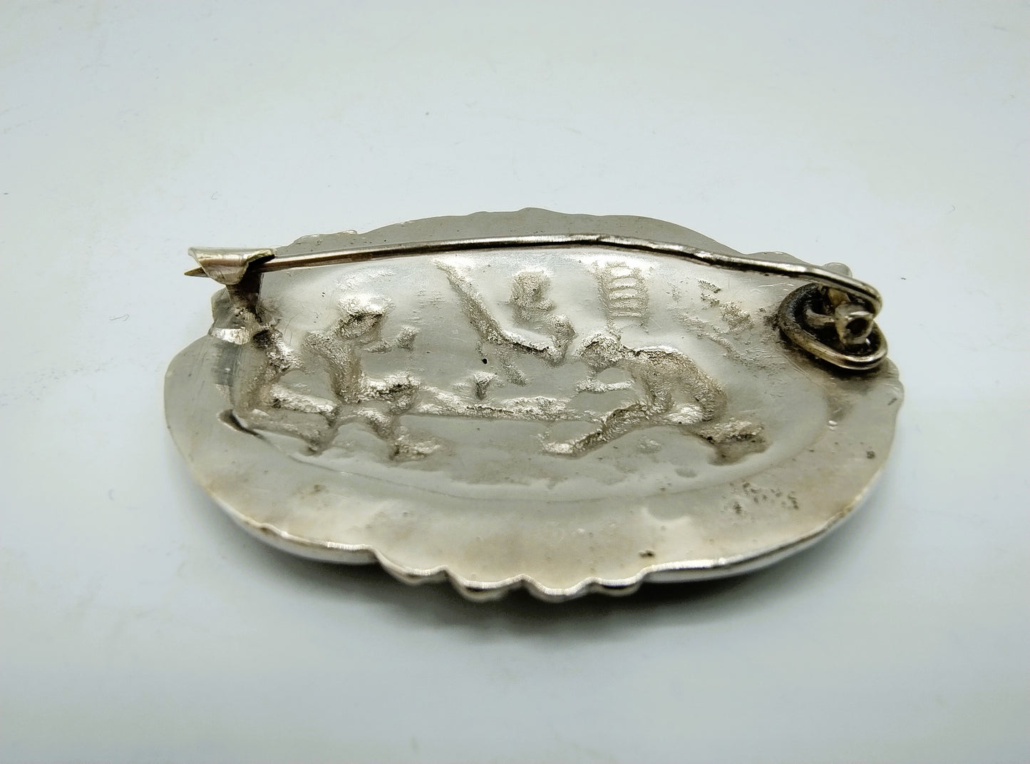 Silver brooch with Old Dutch decor, B.W. van Eldik, Zutphen