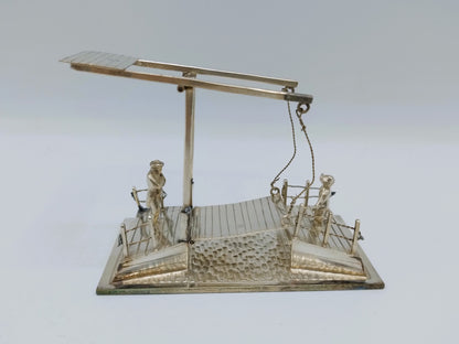 Zilveren miniatuur ophaalbrug met twee figuren, Schoonhoven, 1905