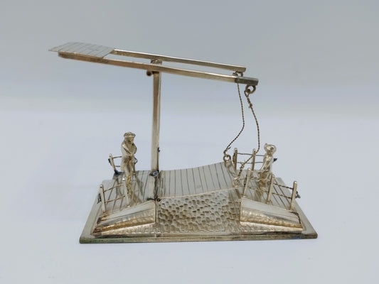 Zilveren miniatuur ophaalbrug met twee figuren, Schoonhoven, 1905