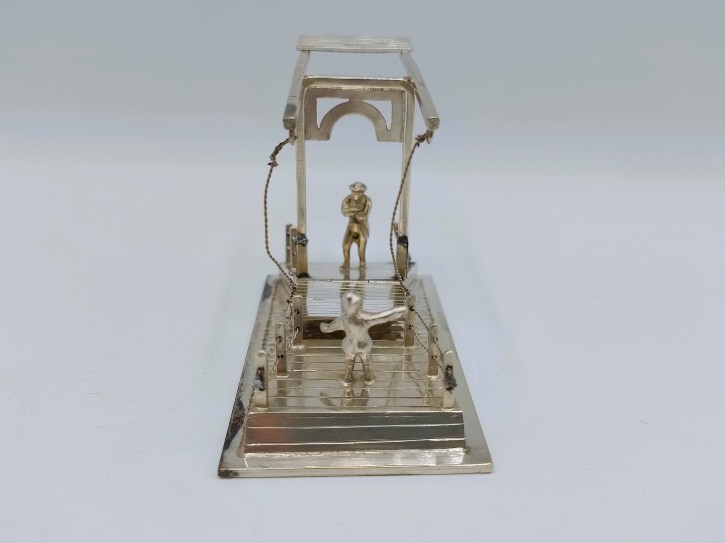 Zilveren miniatuur ophaalbrug met twee figuren, Schoonhoven, 1905