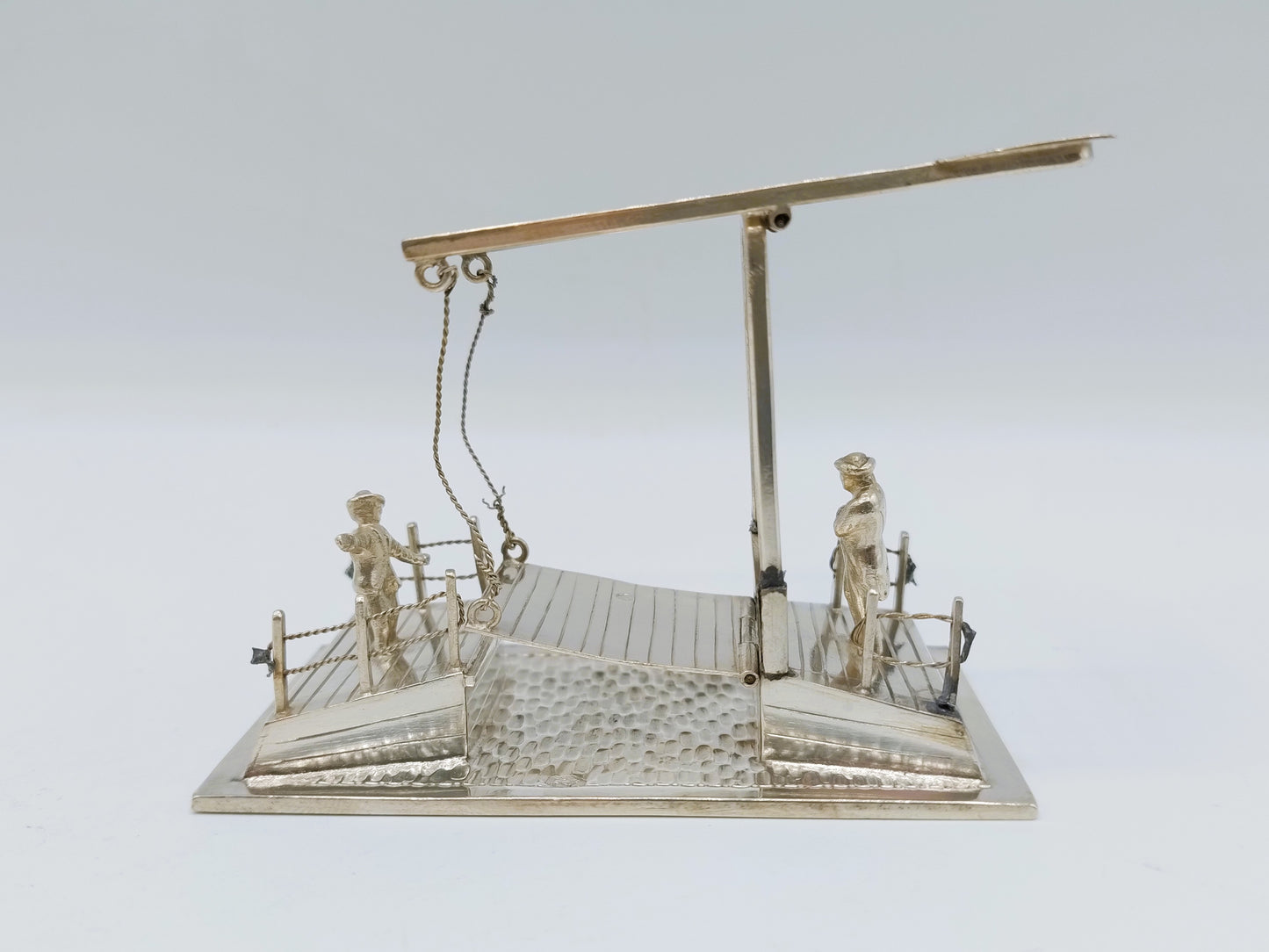 Zilveren miniatuur ophaalbrug met twee figuren, Schoonhoven, 1905