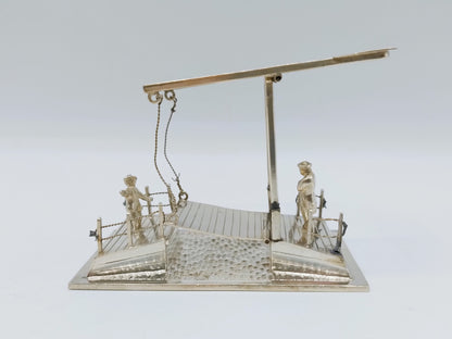 Zilveren miniatuur ophaalbrug met twee figuren, Schoonhoven, 1905