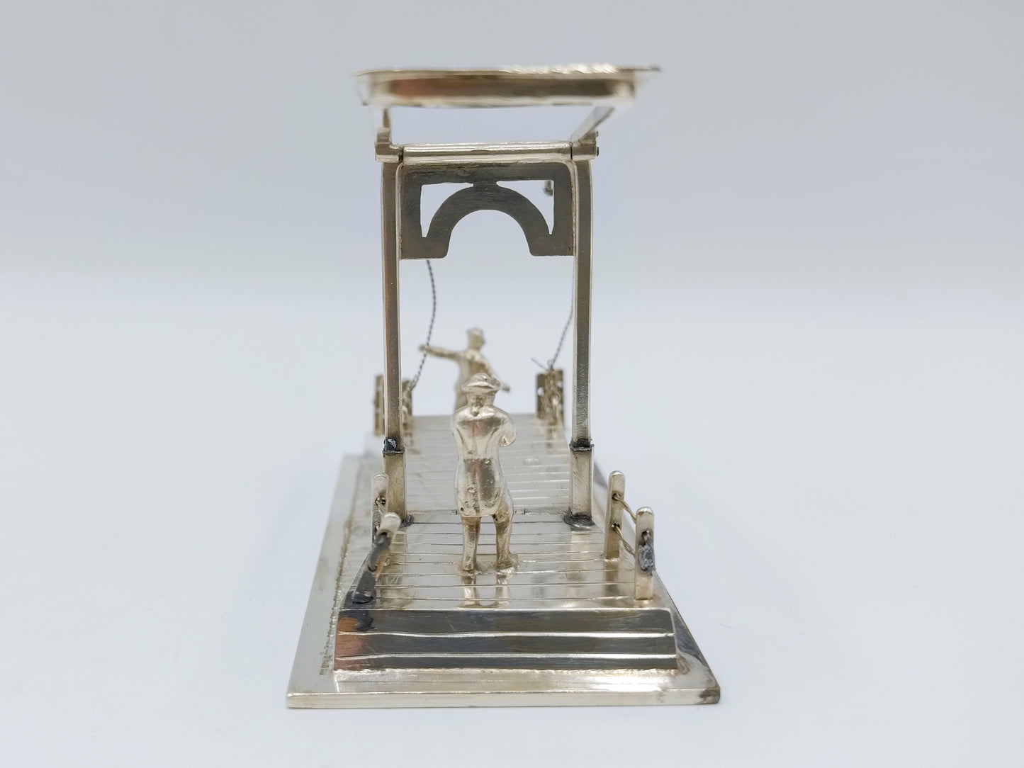 Zilveren miniatuur ophaalbrug met twee figuren, Schoonhoven, 1905