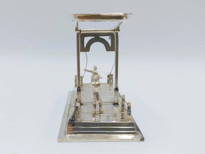 Zilveren miniatuur ophaalbrug met twee figuren, Schoonhoven, 1905