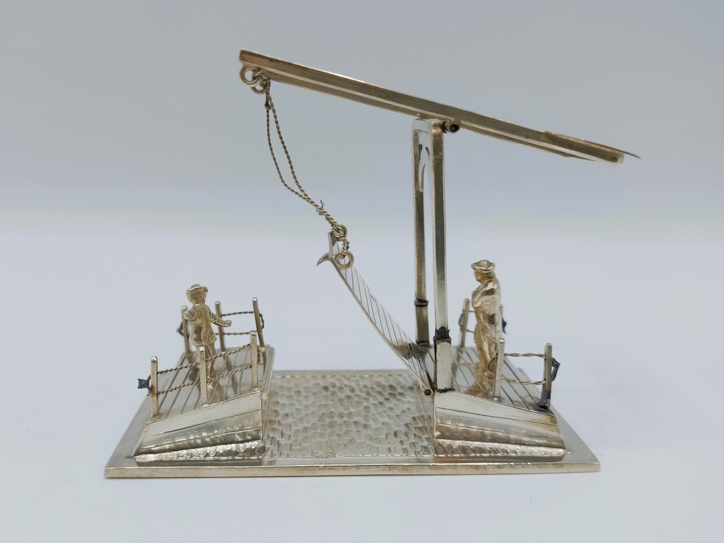 Zilveren miniatuur ophaalbrug met twee figuren, Schoonhoven, 1905