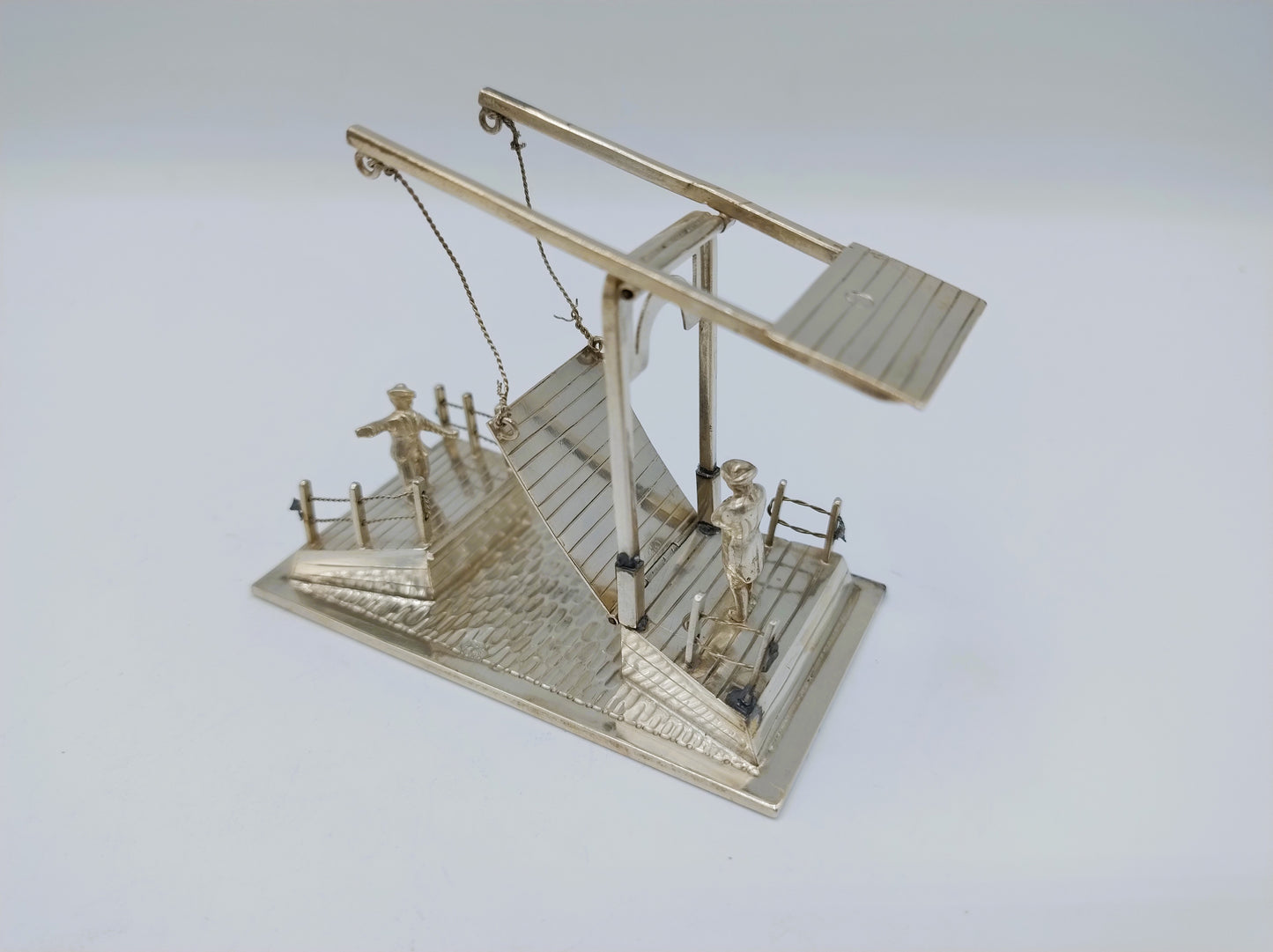Zilveren miniatuur ophaalbrug met twee figuren, Schoonhoven, 1905