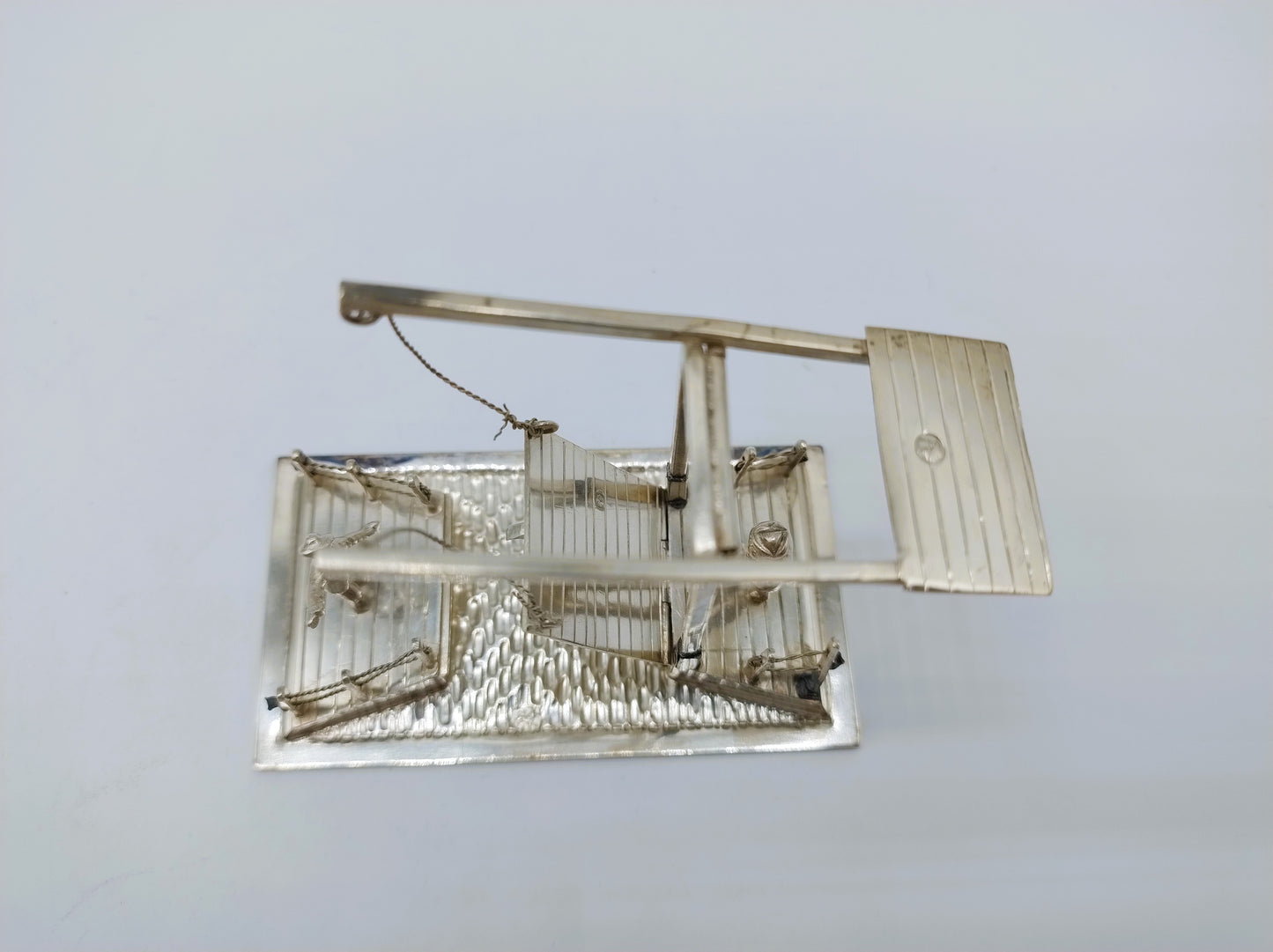 Zilveren miniatuur ophaalbrug met twee figuren, Schoonhoven, 1905
