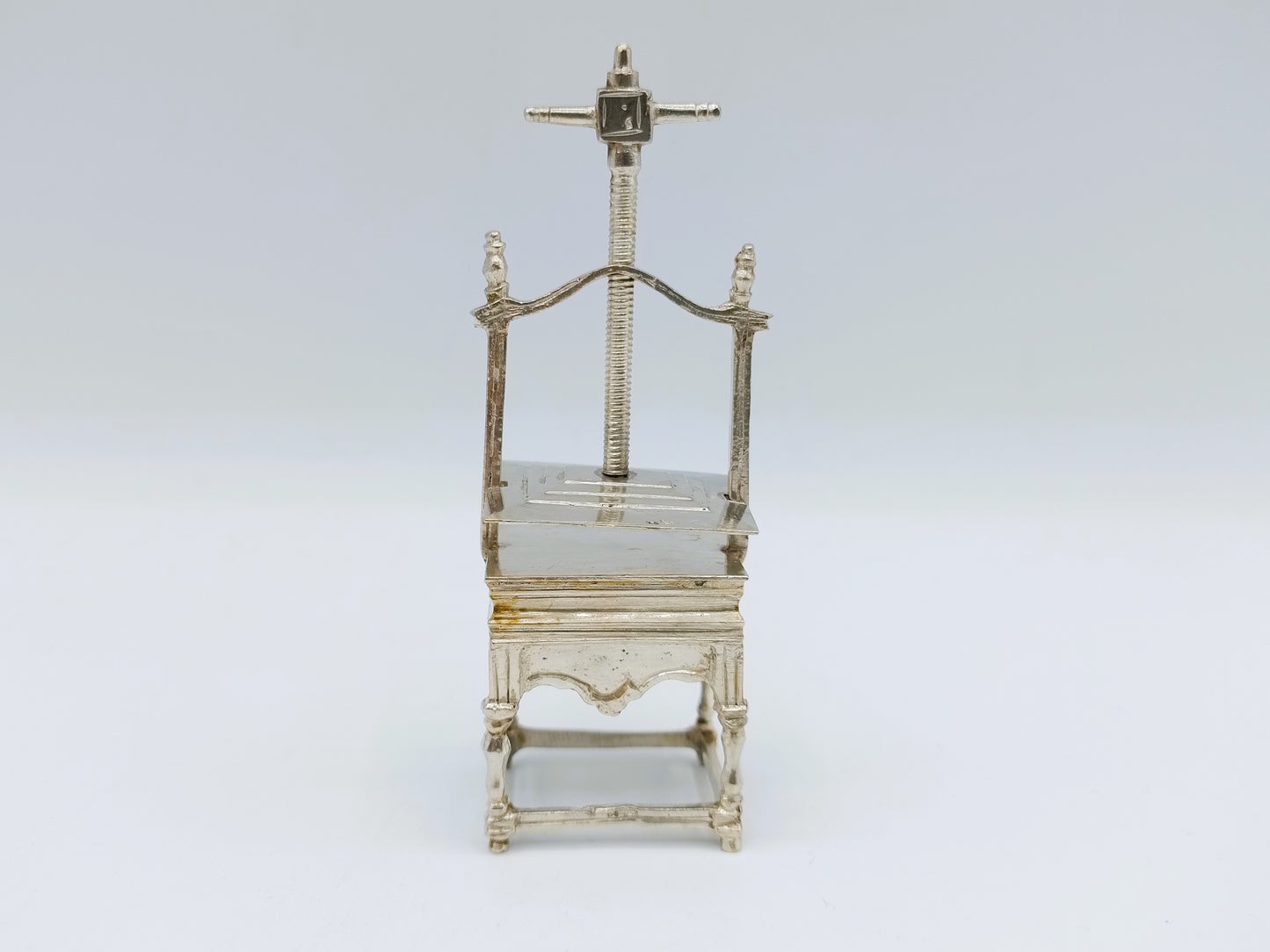 Zilveren miniatuur linnenpers, 19e eeuws