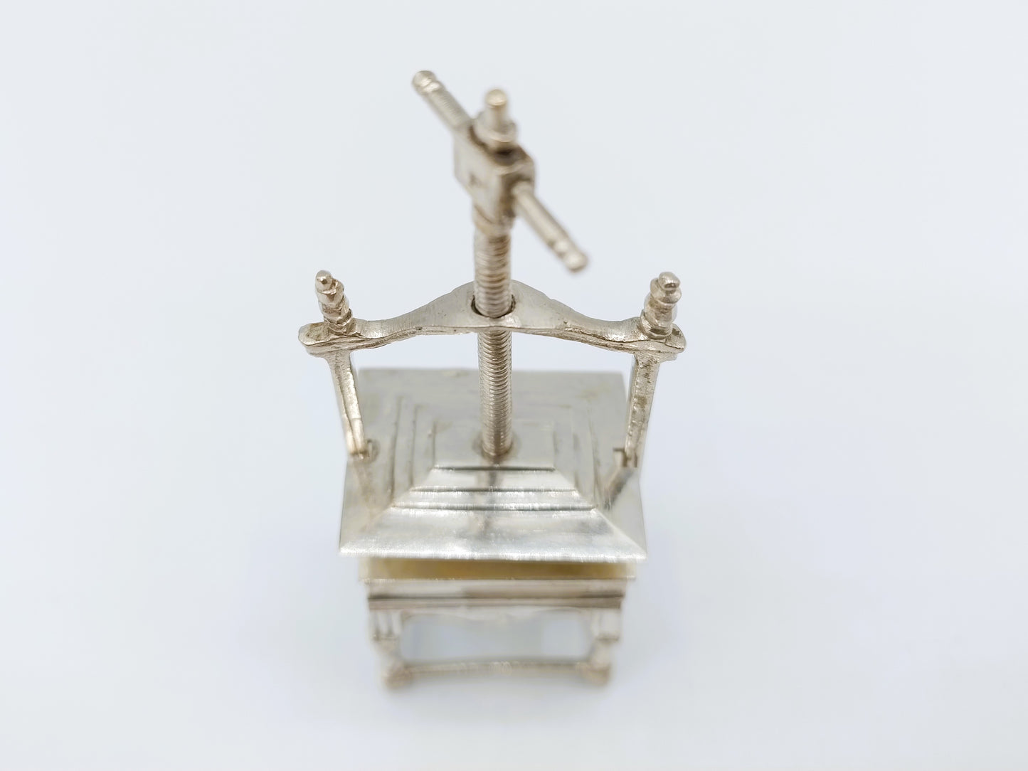 Zilveren miniatuur linnenpers, 19e eeuws