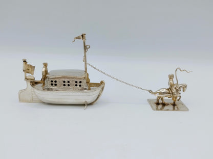 Zilveren miniatuur trekschuit met paard, B. Verhoogt, Hoorn, ca. 1930
