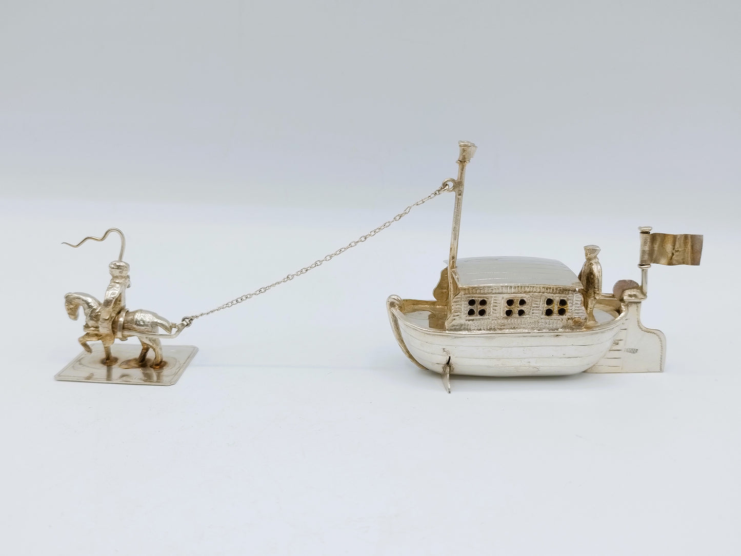 Zilveren miniatuur trekschuit met paard, B. Verhoogt, Hoorn, ca. 1930