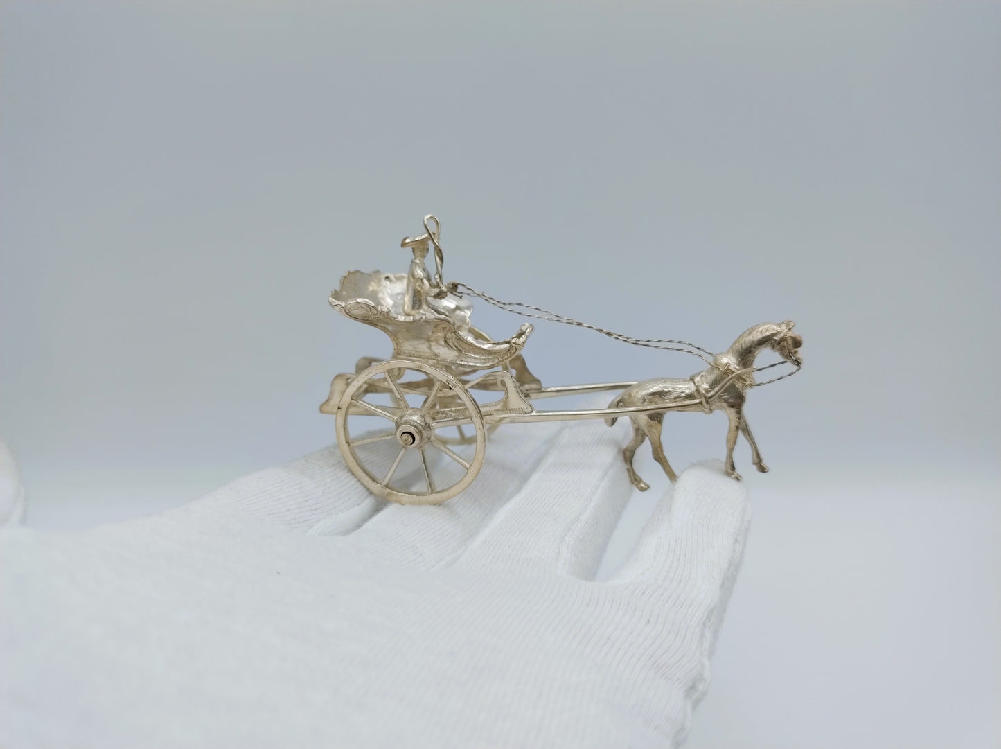 Zilveren miniatuur koets met paard, 19e eeuws