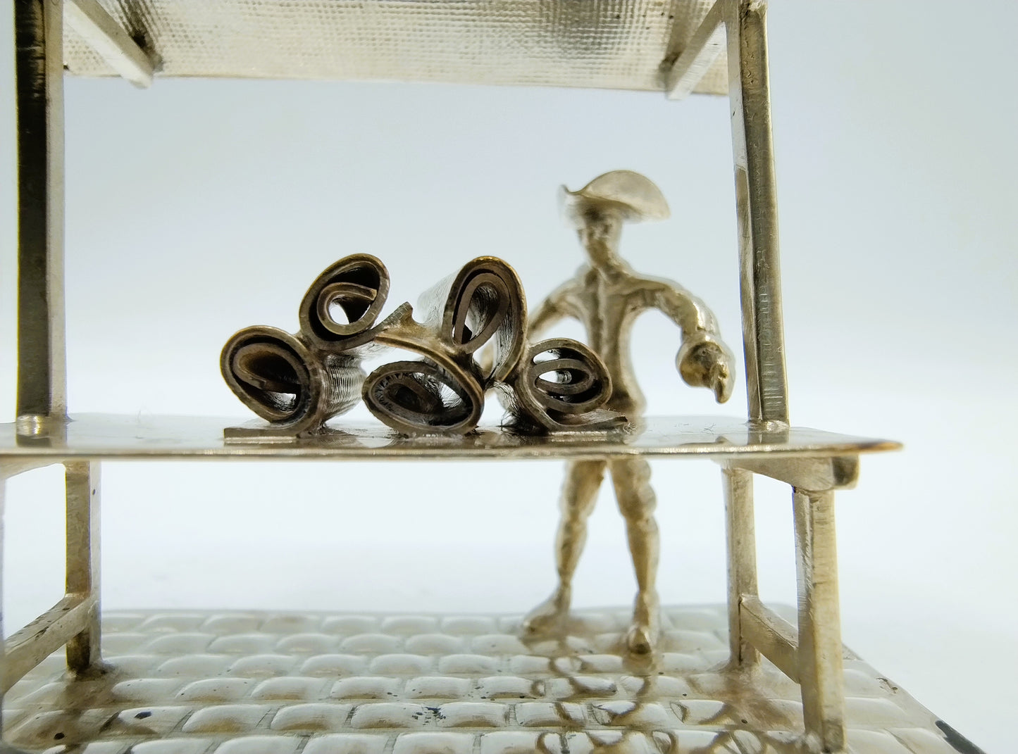 Zilveren miniatuur stoffenkraam, 20e eeuws