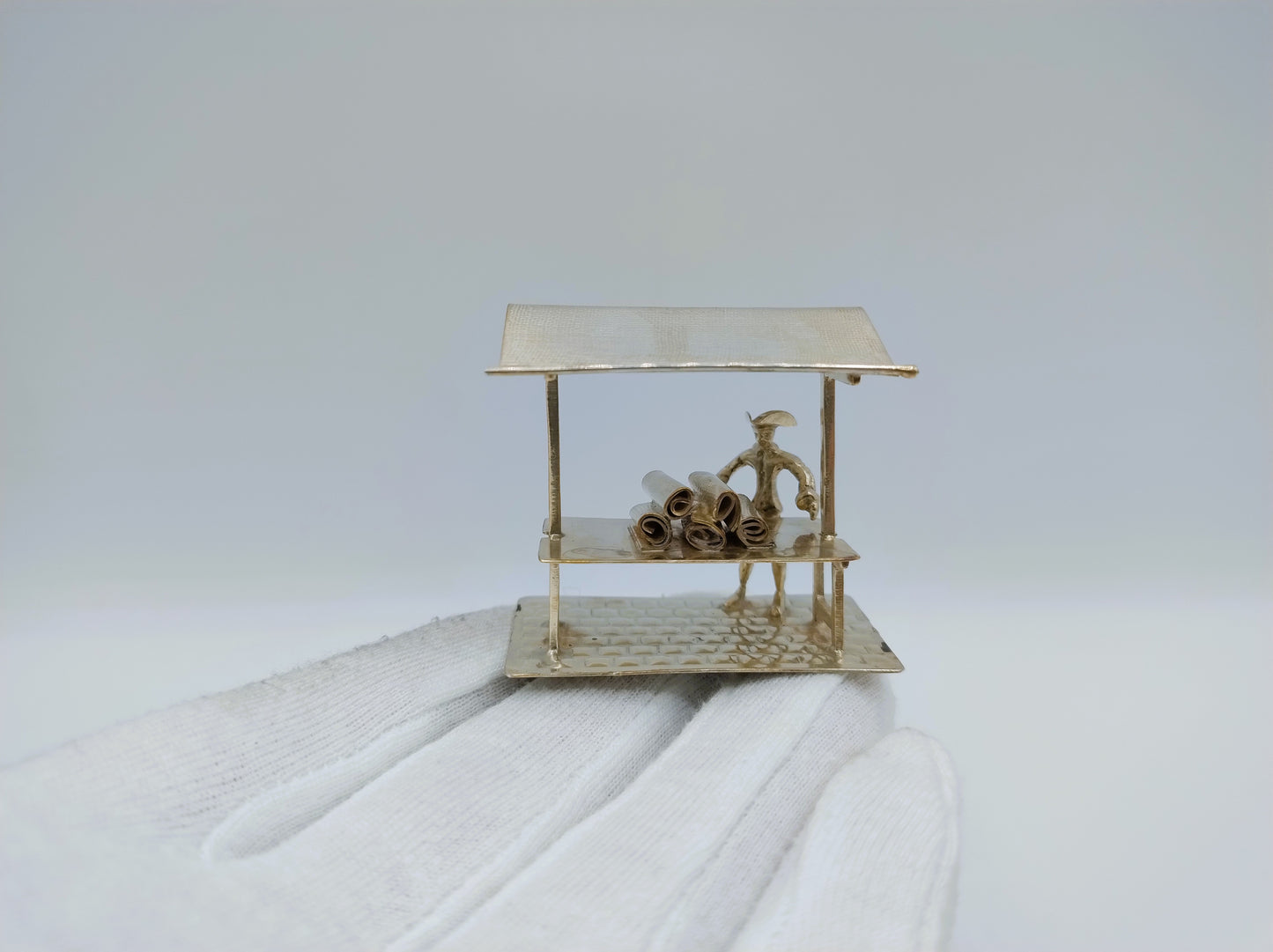 Zilveren miniatuur stoffenkraam, 20e eeuws