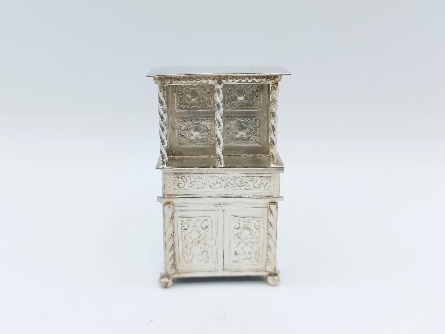 Zilveren miniatuur buffetkast, 19e eeuws
