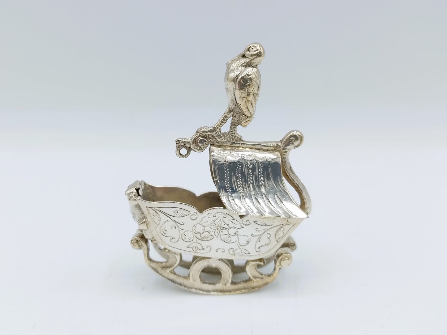 Zilveren miniatuur, wieg met ooievaar,  19e eeuws