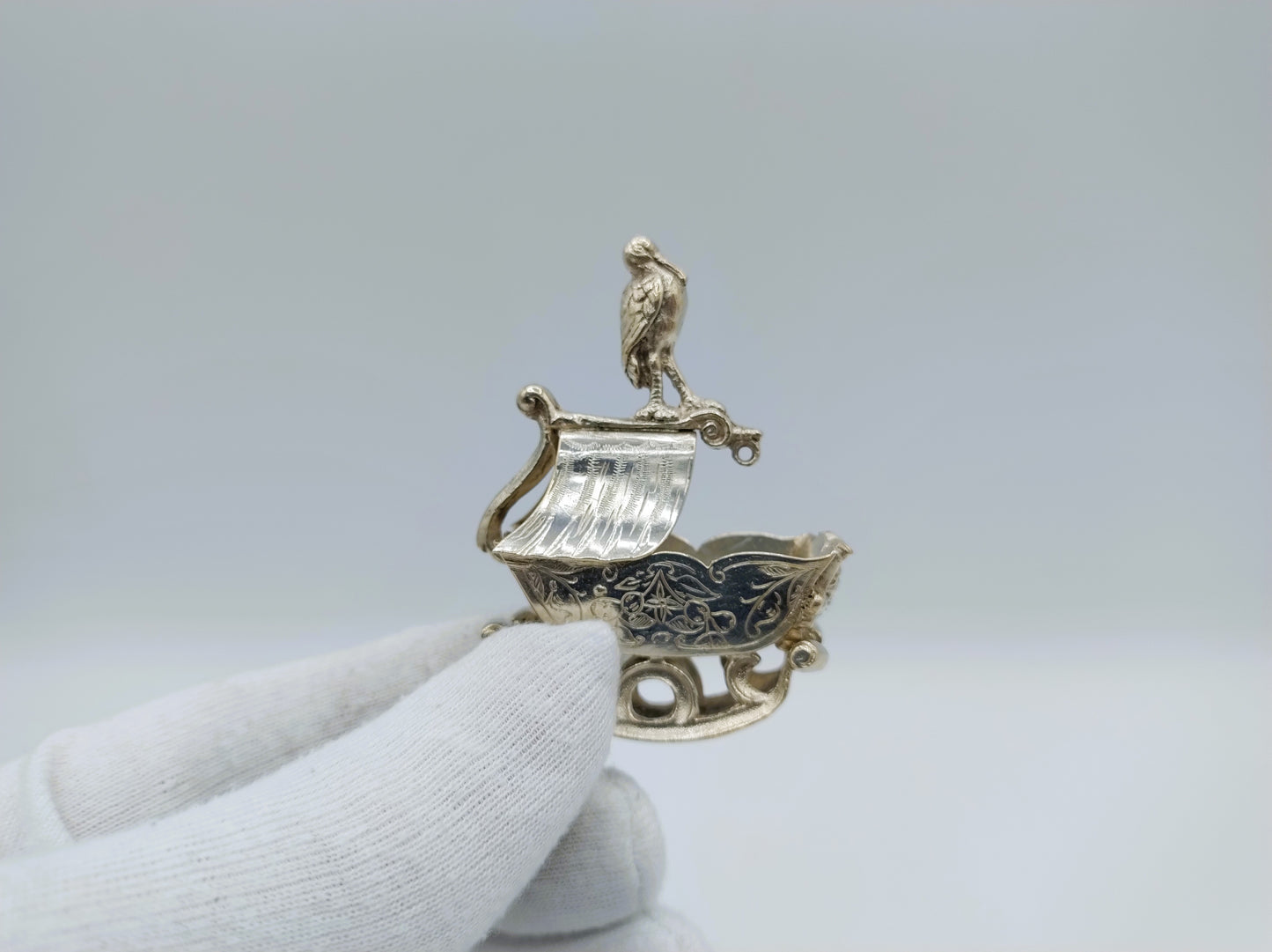Zilveren miniatuur, wieg met ooievaar,  19e eeuws