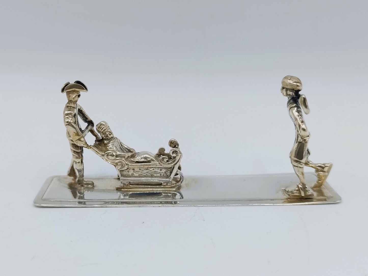Zilveren miniatuur met slee en schaatser, 20e eeuws