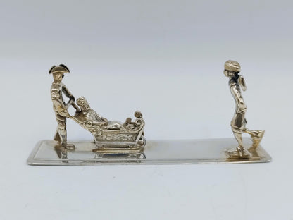 Zilveren miniatuur met slee en schaatser, 20e eeuws
