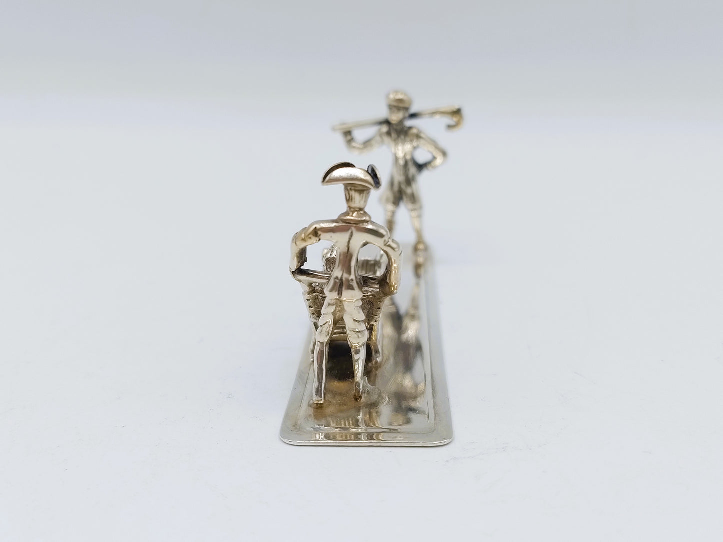 Zilveren miniatuur met slee en schaatser, 20e eeuws