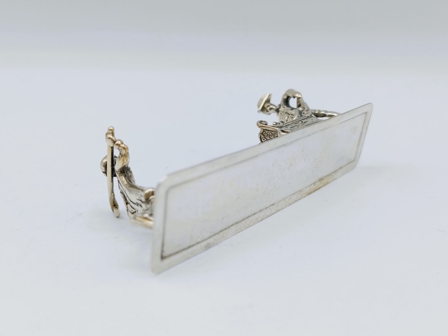 Zilveren miniatuur met slee en schaatser, 20e eeuws