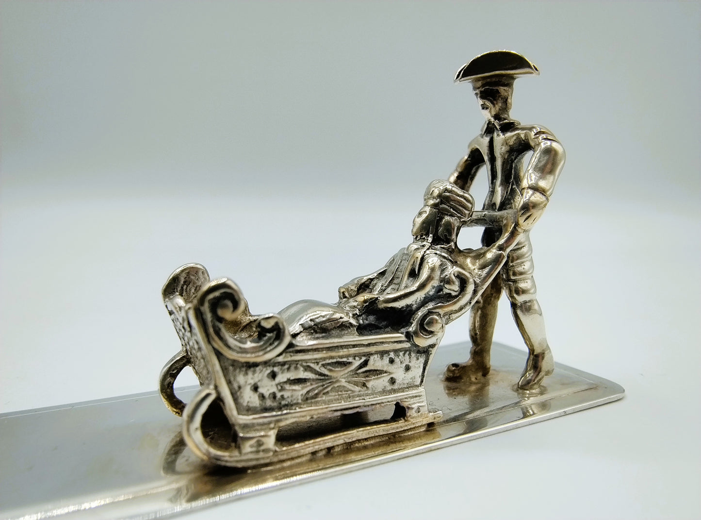 Zilveren miniatuur met slee en schaatser, 20e eeuws