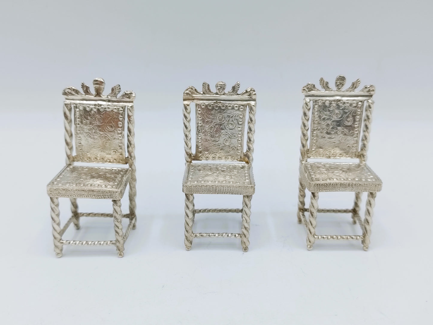 3 Zilveren miniatuur stoelen, 19e eeuws