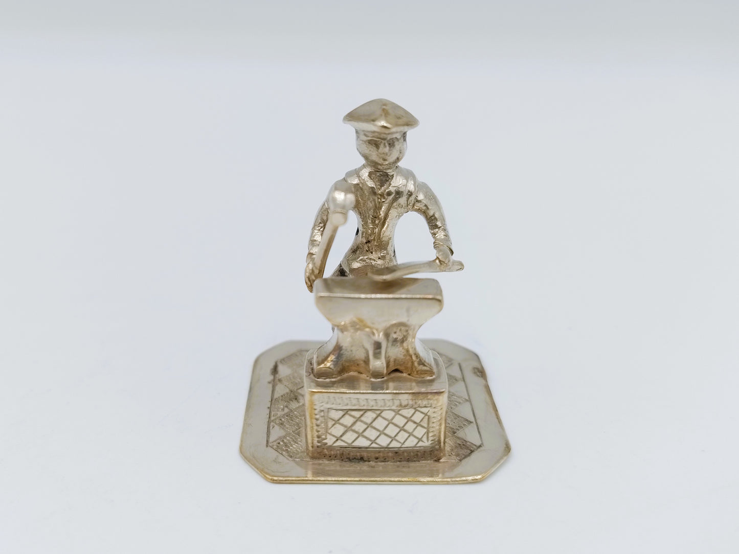 Zilveren miniatuur, smid met aambeeld, J. S. Zwanenburg, Sneek, 20e eeuws