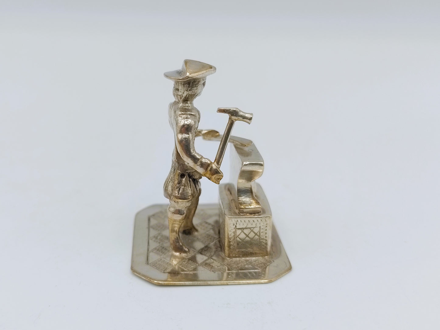 Zilveren miniatuur, smid met aambeeld, J. S. Zwanenburg, Sneek, 20e eeuws
