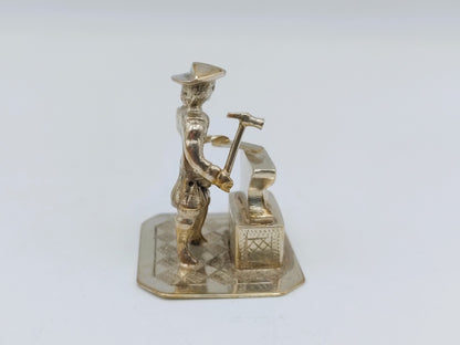 Zilveren miniatuur, smid met aambeeld, J. S. Zwanenburg, Sneek, 20e eeuws