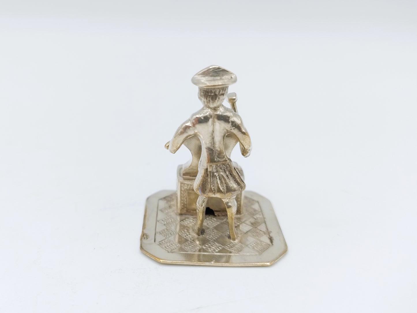 Zilveren miniatuur, smid met aambeeld, J. S. Zwanenburg, Sneek, 20e eeuws