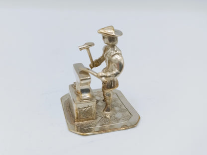 Zilveren miniatuur, smid met aambeeld, J. S. Zwanenburg, Sneek, 20e eeuws