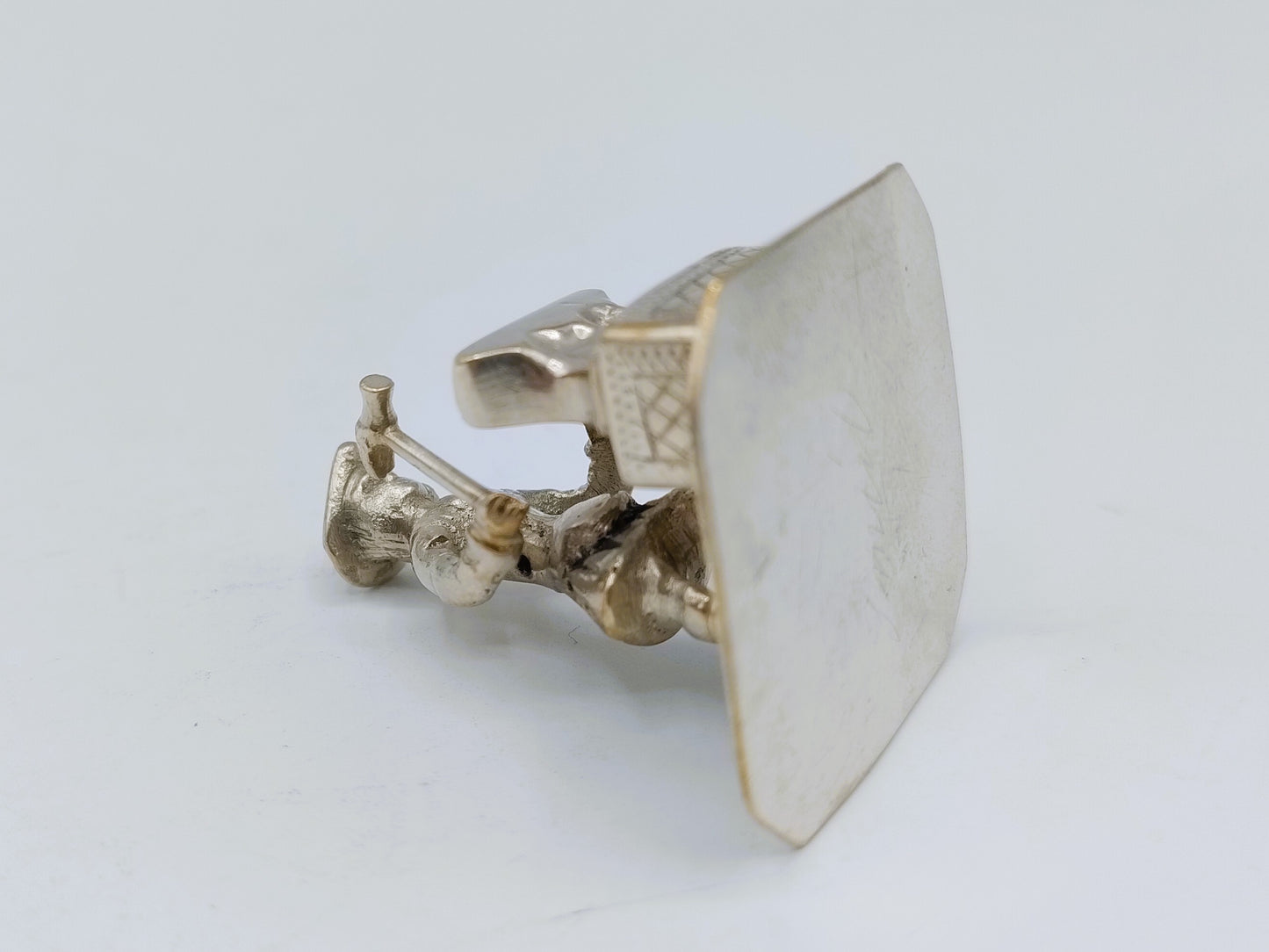 Zilveren miniatuur, smid met aambeeld, J. S. Zwanenburg, Sneek, 20e eeuws