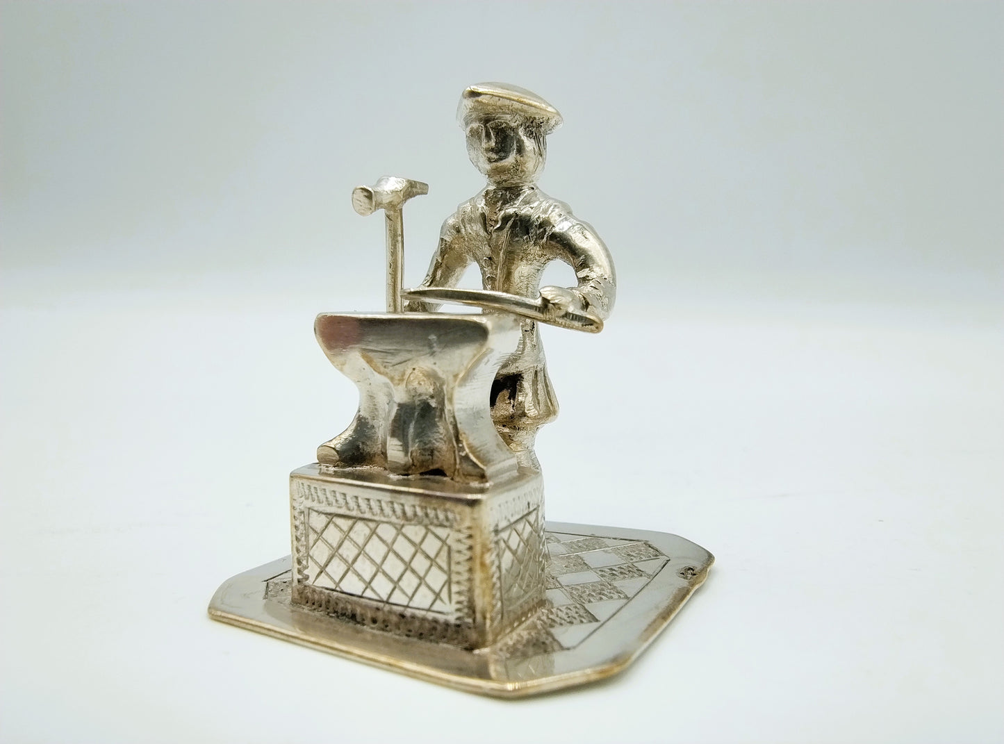 Zilveren miniatuur, smid met aambeeld, J. S. Zwanenburg, Sneek, 20e eeuws
