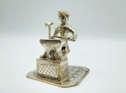 Zilveren miniatuur, smid met aambeeld, J. S. Zwanenburg, Sneek, 20e eeuws