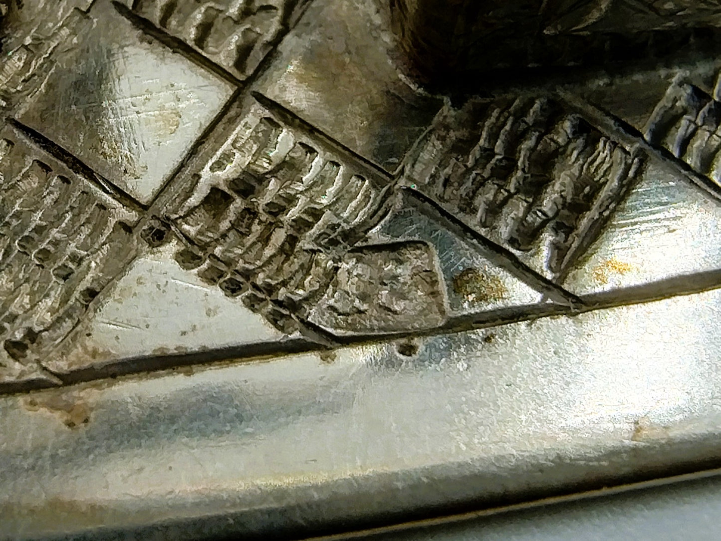 Zilveren miniatuur, smid met aambeeld, J. S. Zwanenburg, Sneek, 20e eeuws
