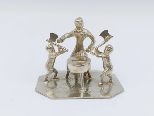 Zilveren miniatuur, kinderen met hakblok, J.J. Oosterbaan, Leeuwarden, ca. 1840