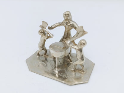Silberminiatur, Kinder mit Hackklotz, J.J. Oosterbaan, Leeuwarden, ca. 1840