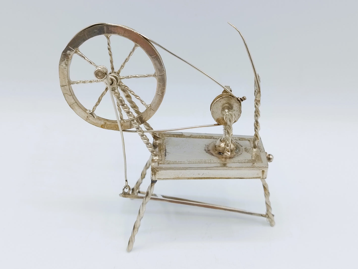 Zilveren miniatuur spinnewiel, B. Verhoogt, Hoorn, ca. 1930
