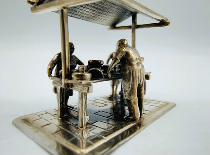 Zilveren miniatuur marktkraam met kaas, Amsterdam, 20e eeuws