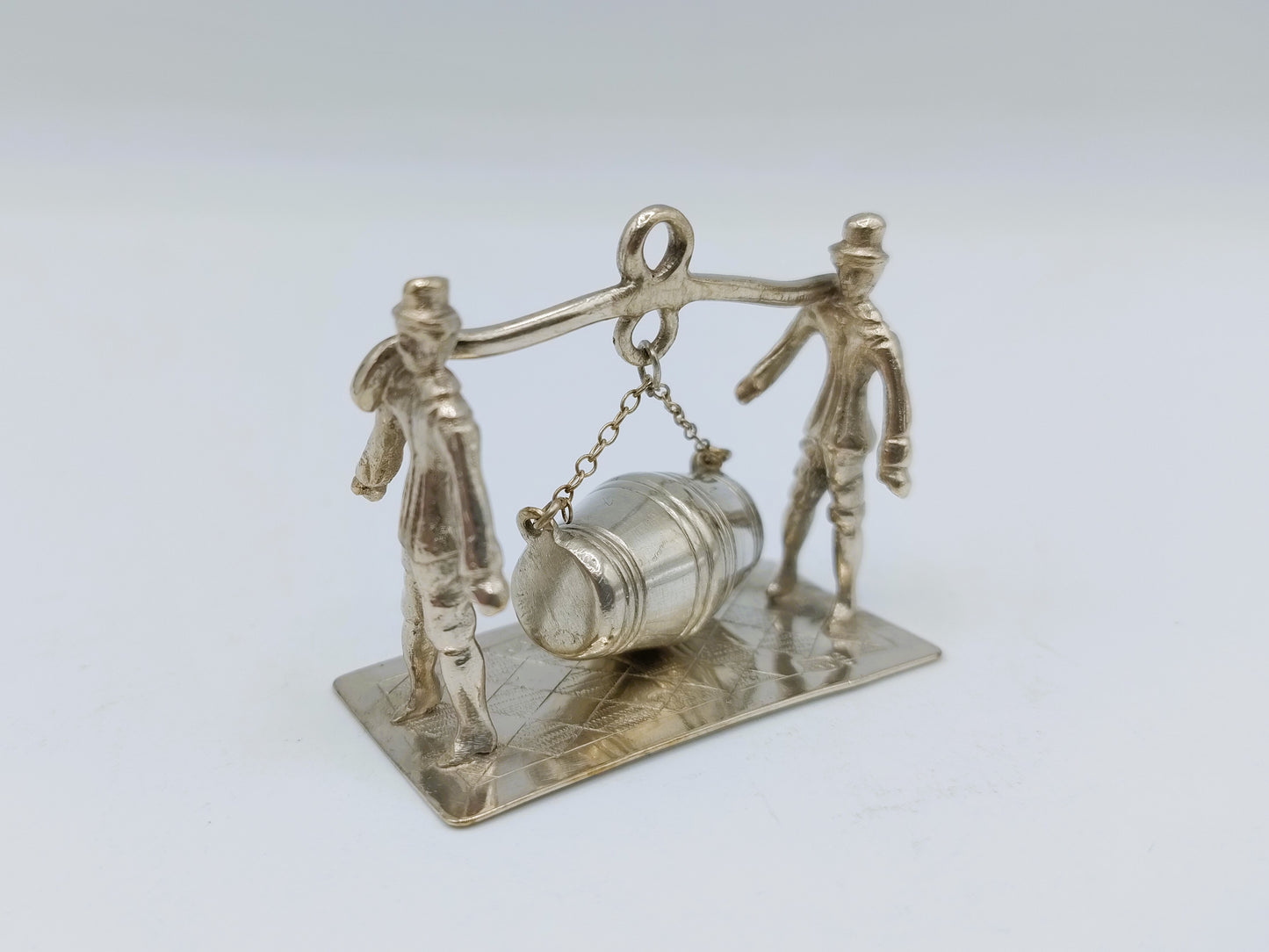 Zilveren miniatuur mannen met vat,  19e eeuws
