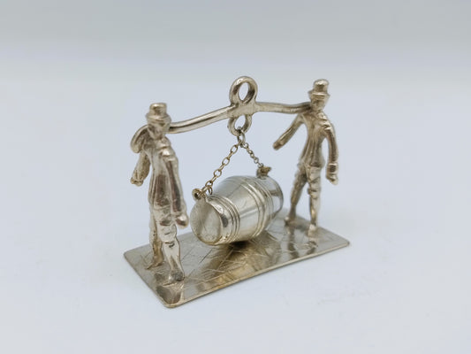 Zilveren miniatuur mannen met vat,  19e eeuws
