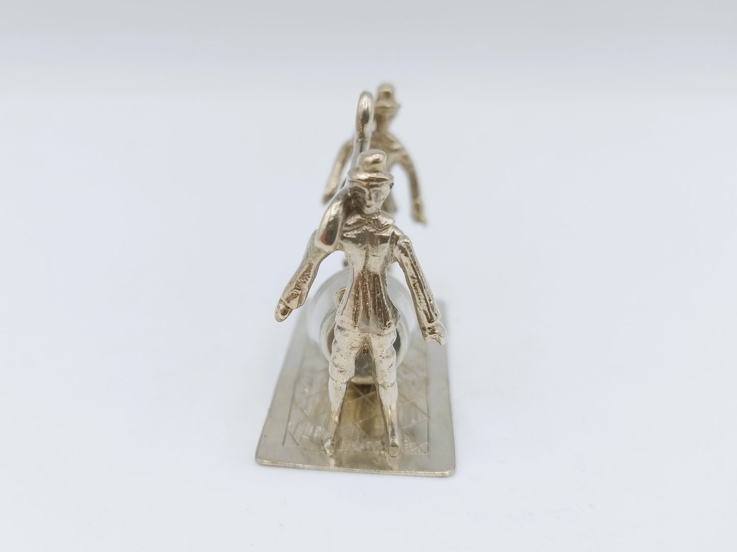 Zilveren miniatuur mannen met vat,  19e eeuws