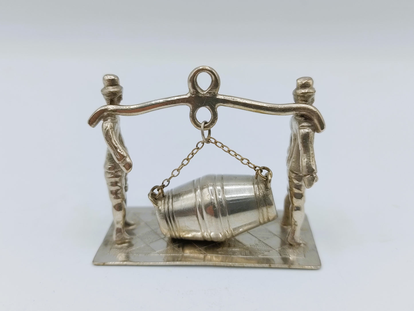Zilveren miniatuur mannen met vat,  19e eeuws