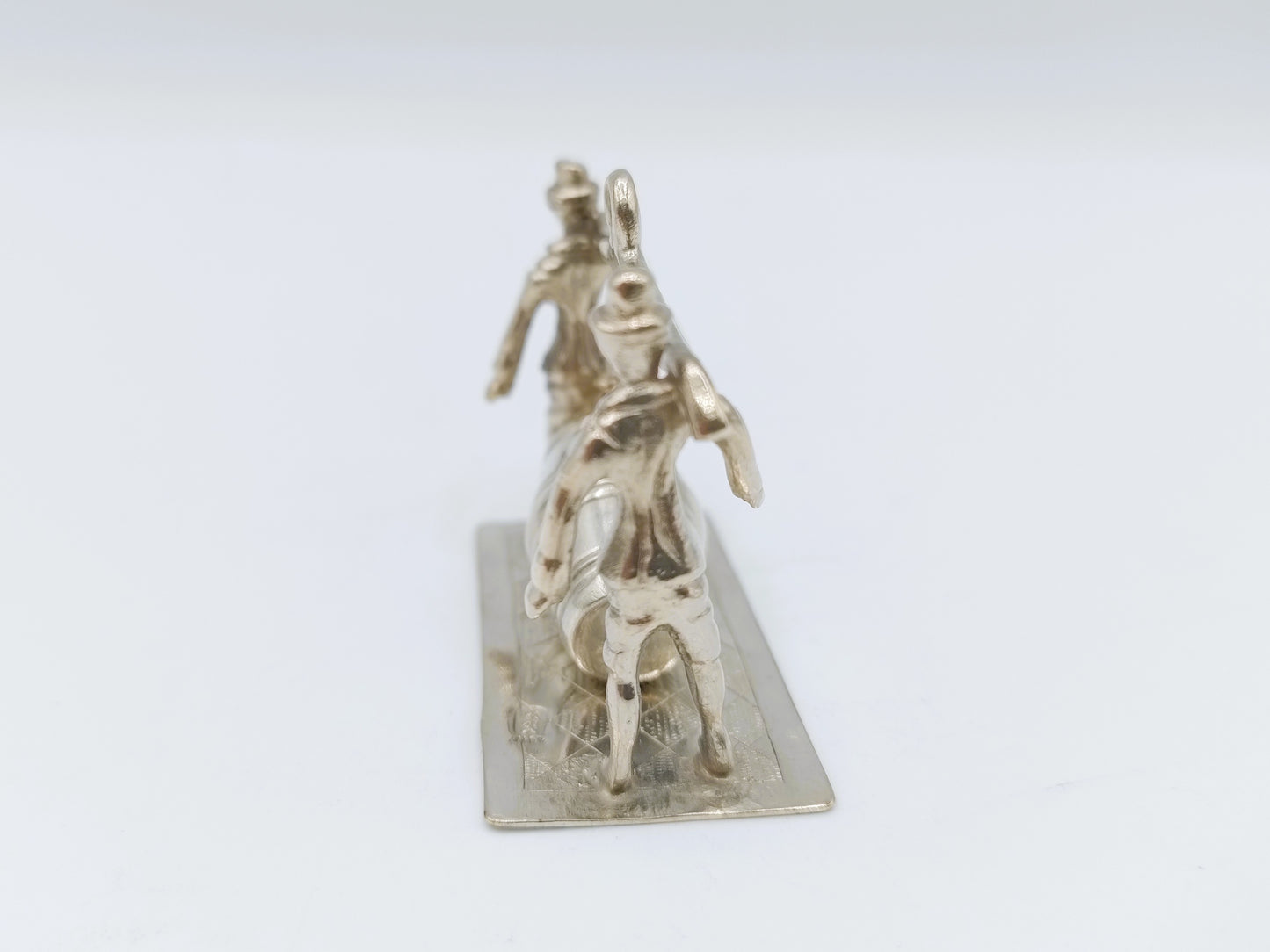 Zilveren miniatuur mannen met vat,  19e eeuws