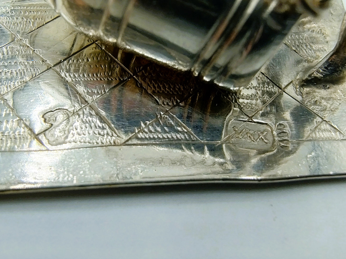 Zilveren miniatuur mannen met vat,  19e eeuws