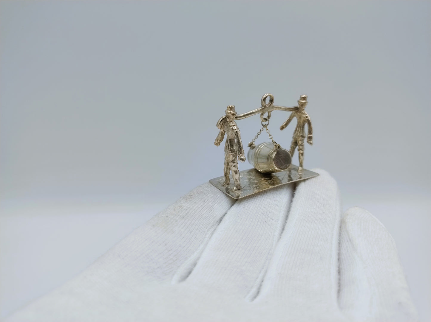 Zilveren miniatuur mannen met vat,  19e eeuws