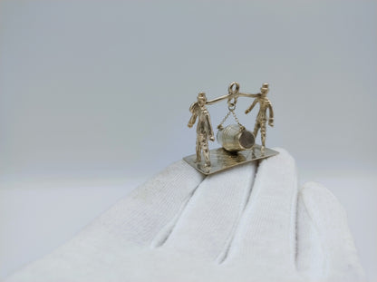 Zilveren miniatuur mannen met vat,  19e eeuws